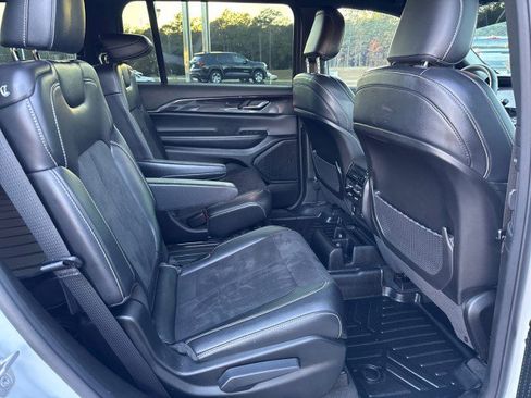 Used 2023 Jeep Grand Cherokee L Laredo image 14