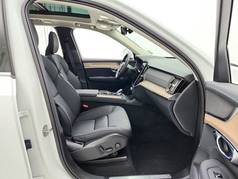 Used 2025 Volvo XC90 B6 Plus AWD/4WD image 18