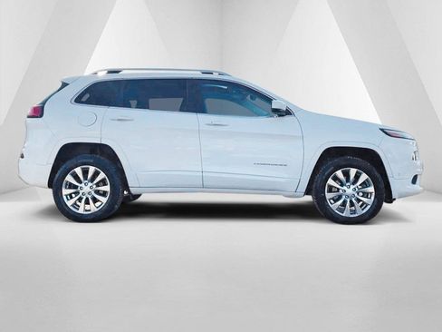 Used 2017 Jeep Cherokee Overland w/ Technology Group AWD/4WD image 8
