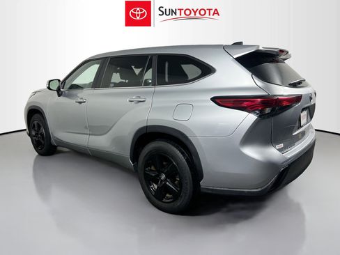 Used 2023 Toyota Highlander LE FWD image 6