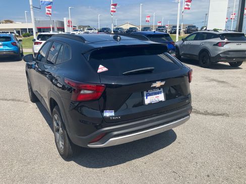 Used 2025 Chevrolet Trax LT w/ LT Convenience Package FWD image 6