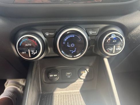 Used 2021 Hyundai Venue SEL FWD image 24