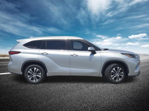 Used 2021 Toyota Highlander XLE FWD image 21