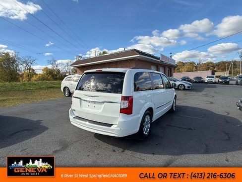 Used 2013 Chrysler Town & Country Touring image 6