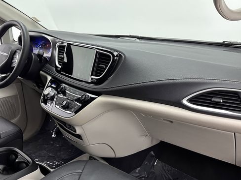 Used 2022 Chrysler Pacifica Touring-L w/ Uconnect Theater Family Group image 37