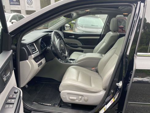 Used 2019 Toyota Highlander XLE AWD/4WD image 9