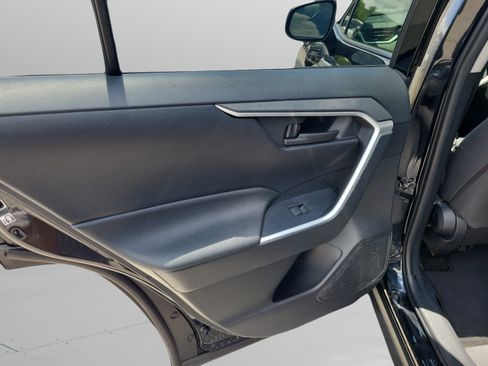 Used 2019 Toyota RAV4 LE FWD image 11