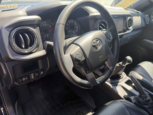 Used 2019 Toyota Tacoma TRD Off-Road w/ TRD Premium Off Road Package AWD/4WD image 25