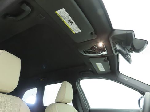 Used 2025 BMW X1 xDrive28i w/ Premium Package image 19