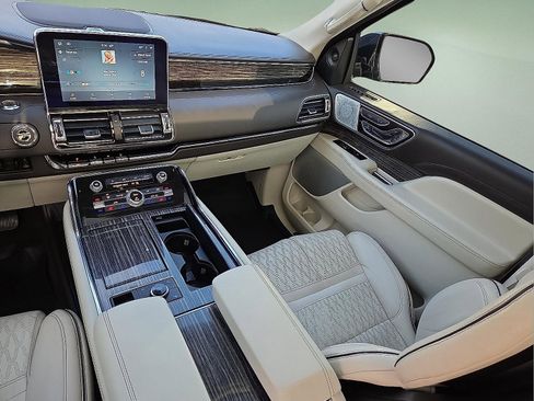 Used 2020 Lincoln Navigator Black Label w/ Cargo Convenience Package image 13