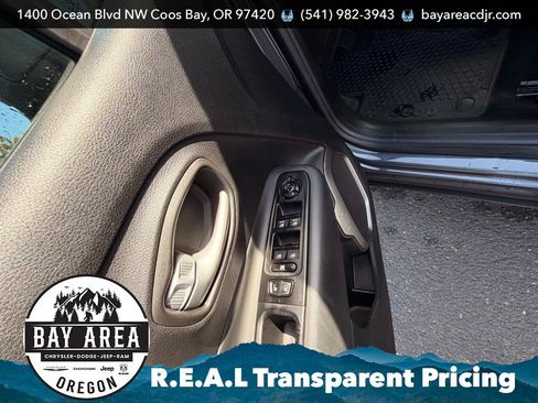 Used 2023 Jeep Renegade Latitude AWD/4WD image 12