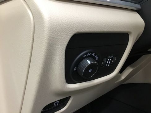 Used 2023 Jeep Grand Cherokee Limited AWD/4WD image 9