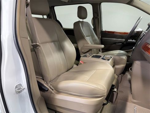 Used 2014 Chrysler Town & Country Touring image 14