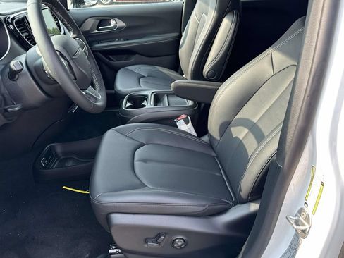 New 2027 Chrysler Pacifica Select FWD image 13