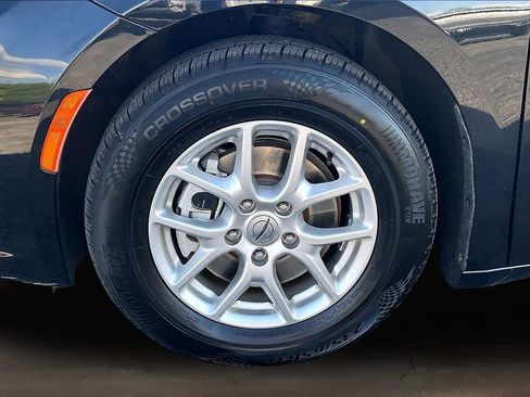 Used 2023 Chrysler Pacifica Touring-L FWD image 34