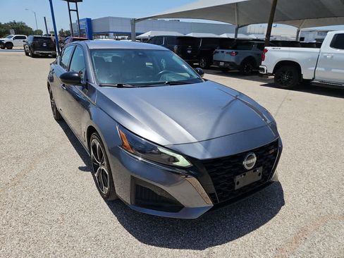 Used 2024 Nissan Altima 2.5 SR FWD image 2