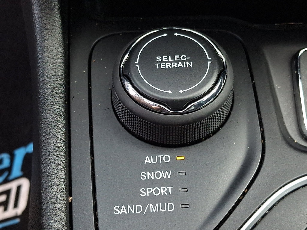Used 2019 Jeep Cherokee Latitude Plus w/ Comfort/Convenience Group AWD/4WD image 26