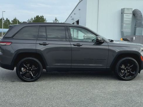 Used 2023 Jeep Grand Cherokee Altitude AWD/4WD image 9