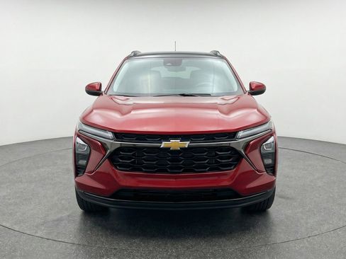 Used 2025 Chevrolet Trax LT image 2