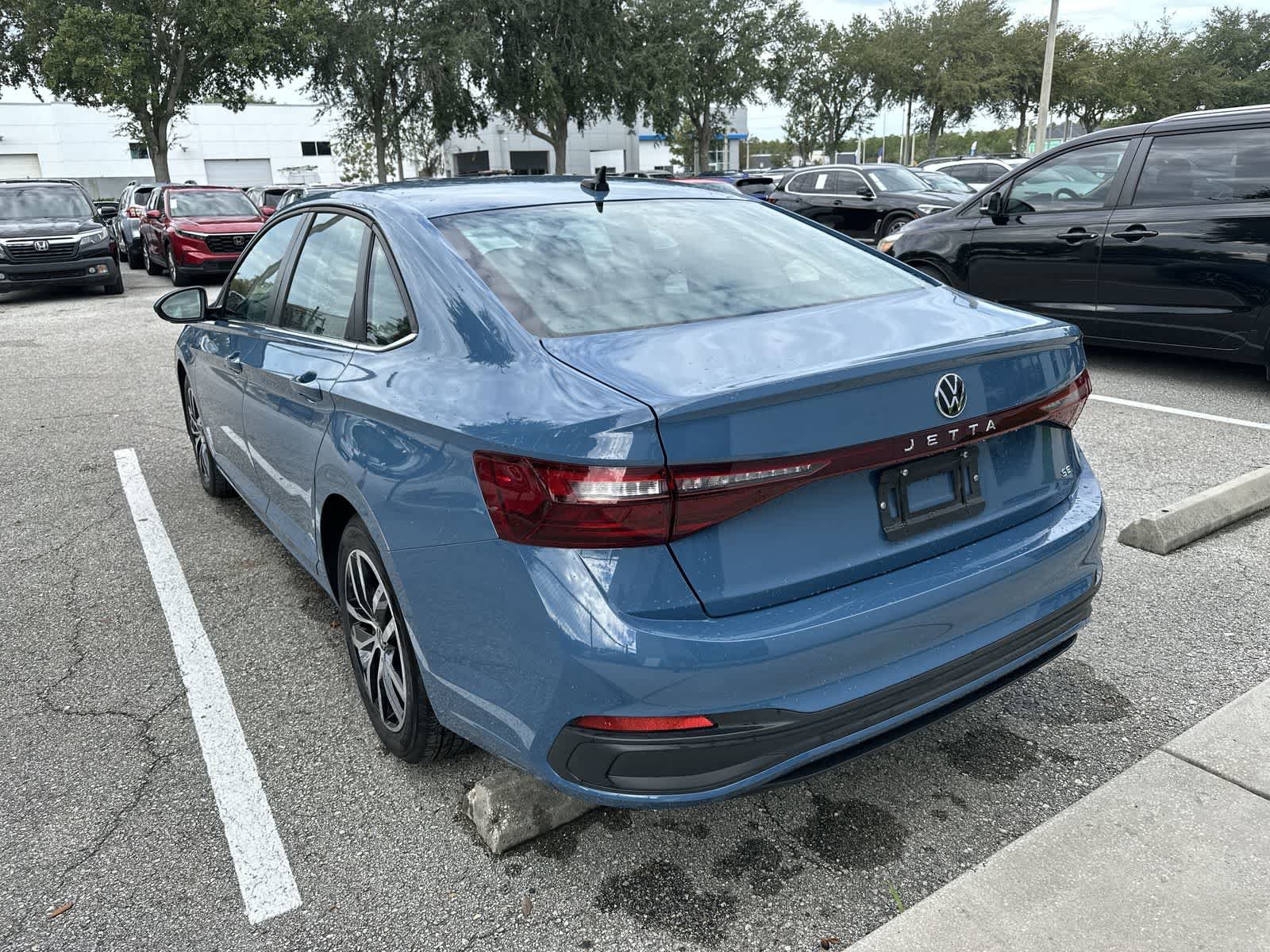 Used 2025 Volkswagen Jetta SE FWD image 6