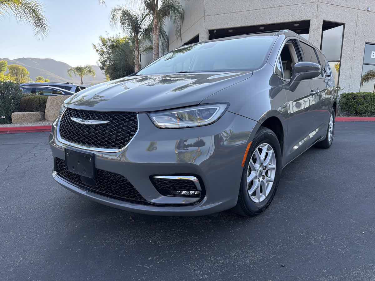 Used 2021 Chrysler Pacifica Touring-L FWD image 2