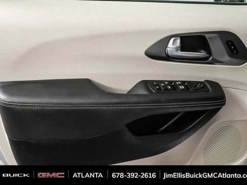 Used 2024 Chrysler Pacifica Touring-L FWD image 6