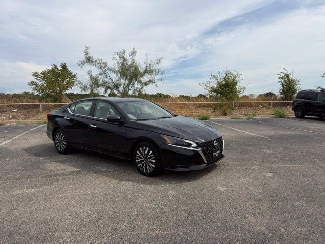 Used 2025 Nissan Altima 2.5 SV FWD image 3