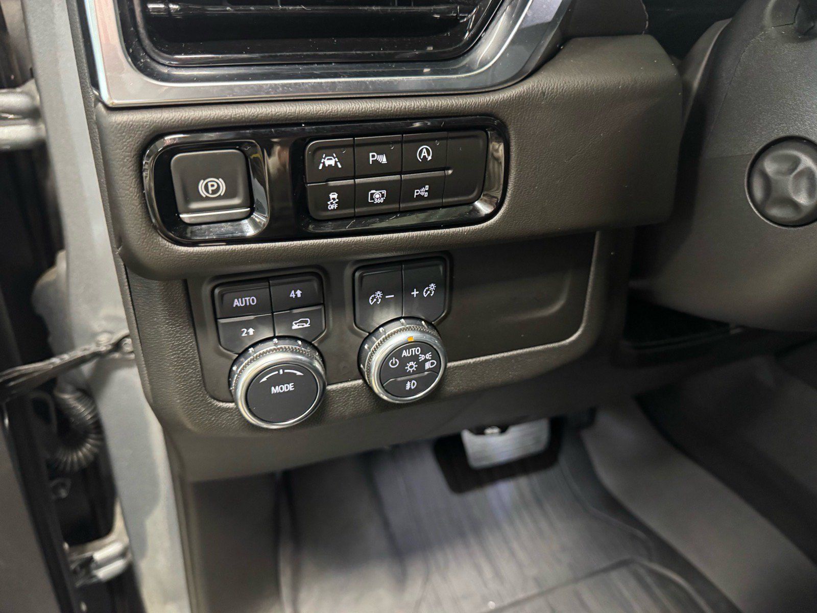 Used 2025 GMC Yukon XL Denali w/ Sun & Power Step Package AWD/4WD image 21