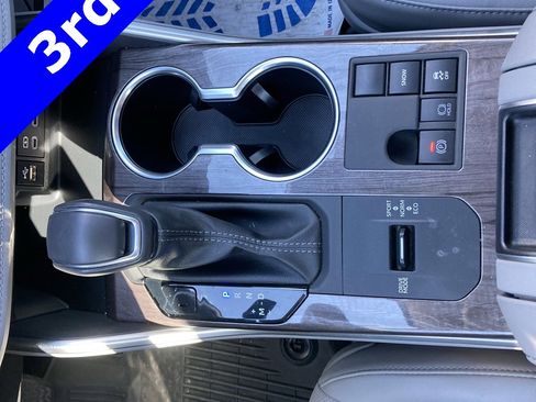 Used 2024 Toyota Highlander Limited image 30