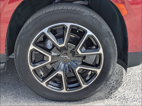 Used 2024 Chevrolet Suburban RST w/ Luxury Package RWD image 12