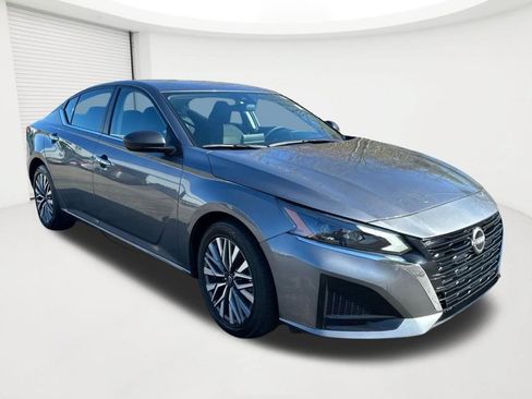 Used 2024 Nissan Altima 2.5 SV FWD image 3
