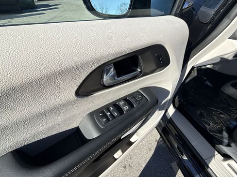 Used 2024 Chrysler Pacifica Touring-L image 13