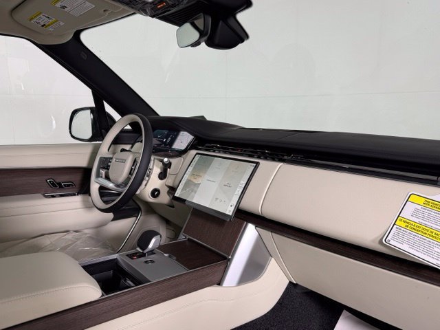 New 2026 Land Rover Range Rover Long Wheelbase SE AWD/4WD image 17