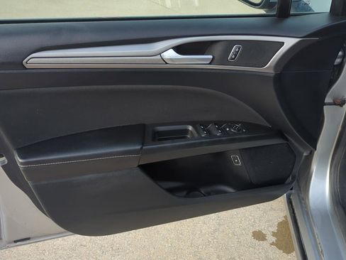 Used 2020 Ford Fusion SE image 9