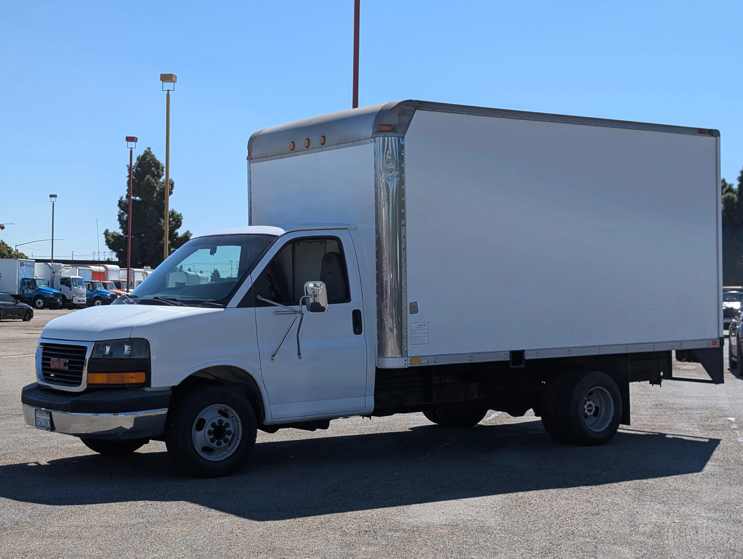 Used 2003 GMC Savana 3500 w/ Chrome Appearance Package RWD image 3