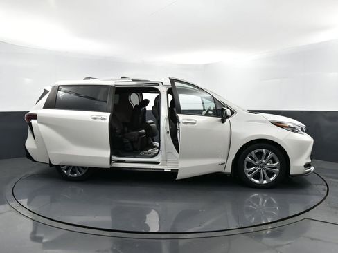 Used 2021 Toyota Sienna Platinum image 41