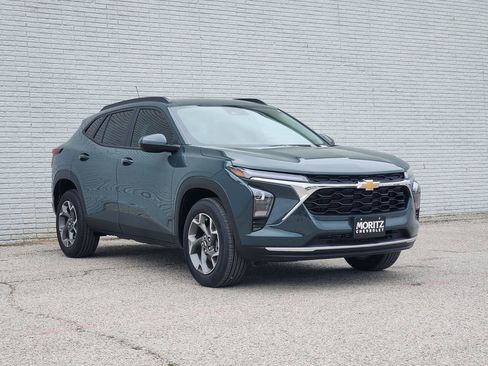 New 2026 Chevrolet Trax LT w/ LT Convenience Package FWD image 2