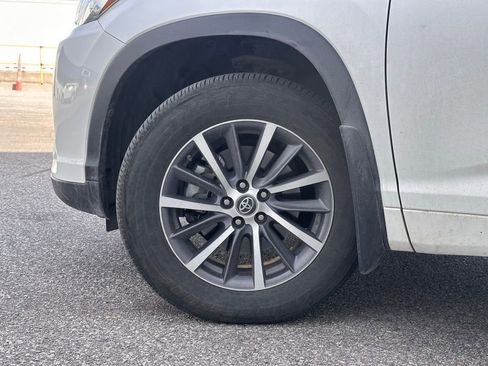 Used 2017 Toyota Highlander XLE image 8