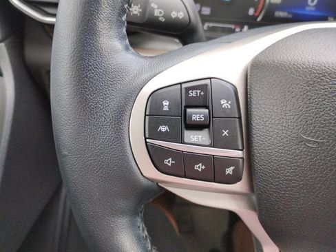 Used 2022 Ford Explorer Limited w/ Equipment Group 301A AWD/4WD image 8
