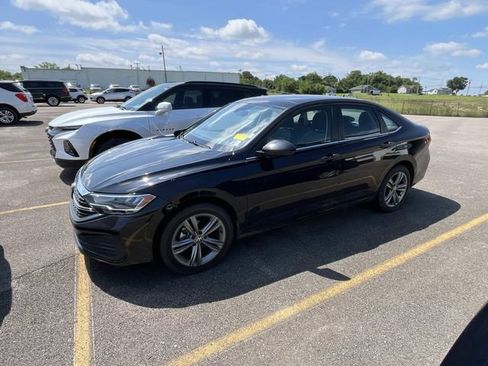 Used 2024 Volkswagen Jetta SE FWD image 3
