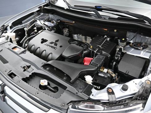 Used 2015 Mitsubishi Outlander SE image 56