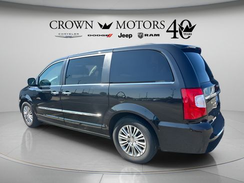 Used 2015 Chrysler Town & Country Touring-L w/ Trailer Tow Group FWD image 8
