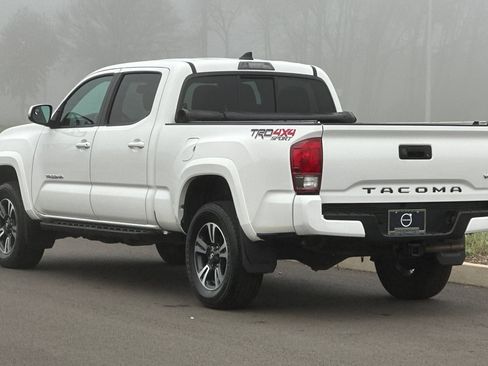 Used 2016 Toyota Tacoma TRD Sport image 5