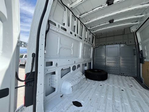 Used 2021 Nissan NV 2500 S image 19
