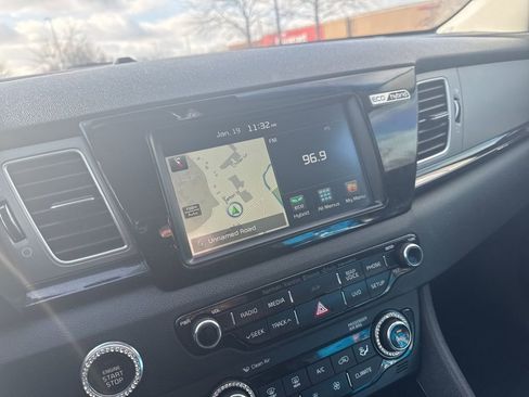 Used 2017 Kia Niro EX image 18