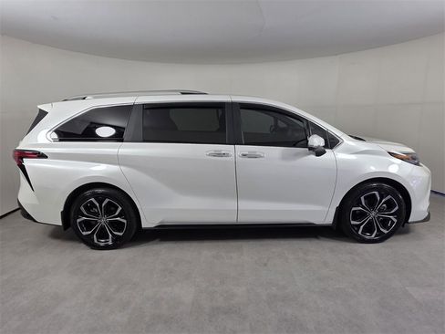Used 2025 Toyota Sienna Platinum image 3