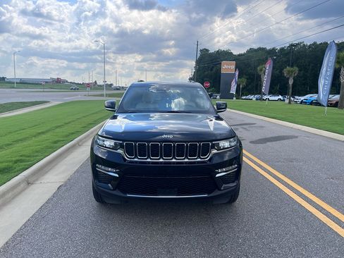 Certified 2025 Jeep Grand Cherokee Limited w/ Trailer Tow Package AWD/4WD image 11