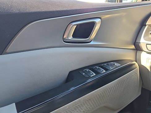 Certified 2023 Kia Carnival LX FWD image 19