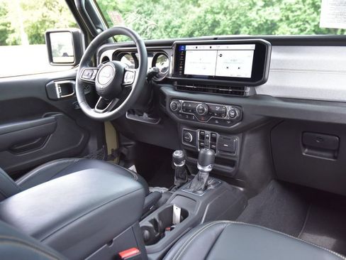 Used 2025 Jeep Wrangler Unlimited Sport AWD/4WD image 31