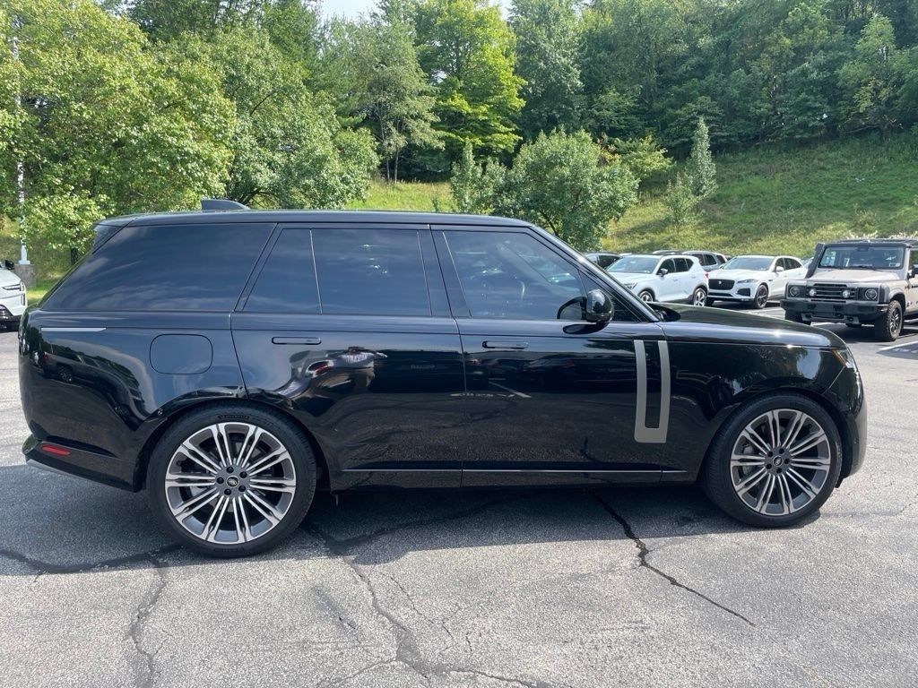 Used 2025 Land Rover Range Rover SE AWD/4WD image 4